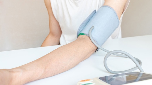 Bei einem Jugendlichen wird der Blutdruck gemessen. © Shutterstock