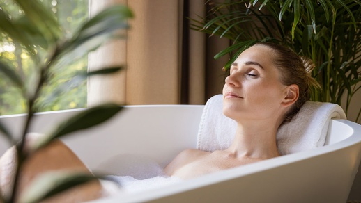 Frau nimmt Entspannungsbad © Shutterstock
