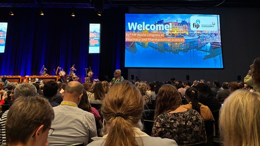 Globaler Austausch in Kopenhagen:  Beim 83. FIP-Weltkongress diskutierten  Pharmazeut:innen aus aller Welt  über Point-of-Care-Testing, KI-Einsatz und neue Verschreibungsrechte  für die Apotheke der Zukunft. © beigestellt
