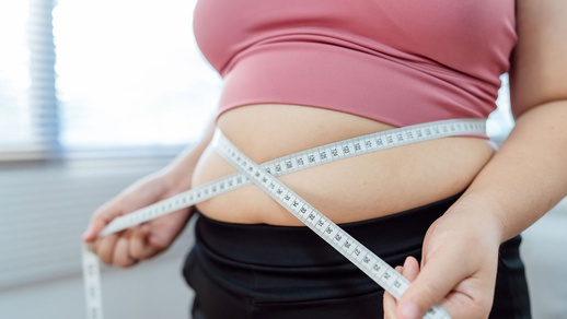 Frau misst BMI © Shutterstock