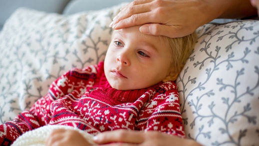 Kind liegt mit Fieber im Bett © Shutterstock