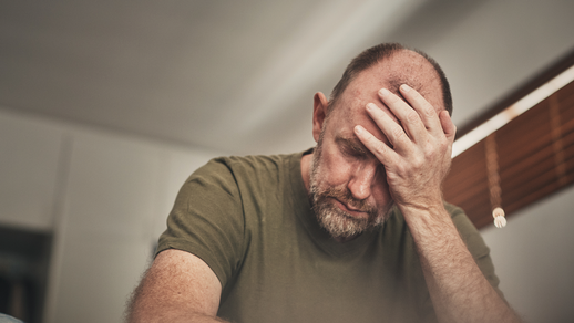 Vor allem bei der Behandlung der androgenetischen Alopezie wurden F&auml;lle von Suizidgedanken gemeldet. Berichten Kunden &uuml;ber gedr&uuml;ckte Stimmung, sollten sie &auml;rztlichen Rat einholen. &copy; iStock
