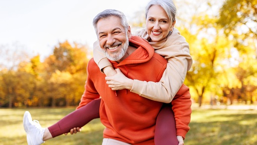 Mann und Frau sind glücklich draußen bei Herbstwetter © Shutterstock