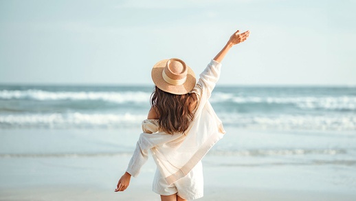 Frau am Strand glücklich. © Shutterstock
