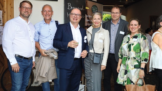 Verbandsdirektor Mario Wolfram, Günter Waxenecker (AGES), Verbands-Präsident Thomas W. Veitschegger, Apothekerkammer-Präsidentin Ulrike Mursch-Edlmayr, Kammeramtsdirektor Walter Marschitz und die stv. Kammeramtsdirektorin Elisabeth Zimmerer beim Empfang ©   Christian Fürst/Apothekerverband