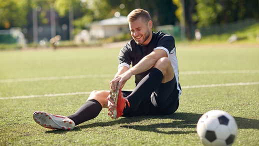 Im vergangenen Jahr zogen sich rund 39.200 Fußballer:innen beim Kicken Verletzungen zu, die im Krankenhaus behandelt werden mussten. © Shutterstock