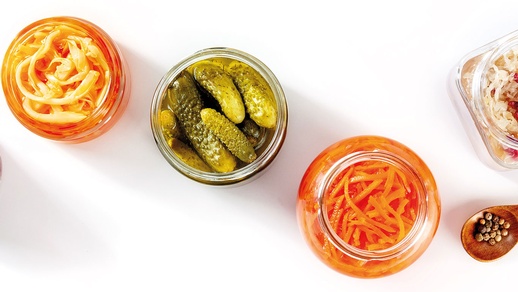 Fermentiertes Gemüse  wie Chinakohl, Gurken, Karotten und Sauerkraut: Durch Milchsäuregärung entstehen natürliche Probiotika, die das Immunsystem unterstützen können. © iStock