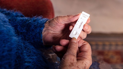 Alte Person hält einen Corona-Test in den Händen © Shutterstock