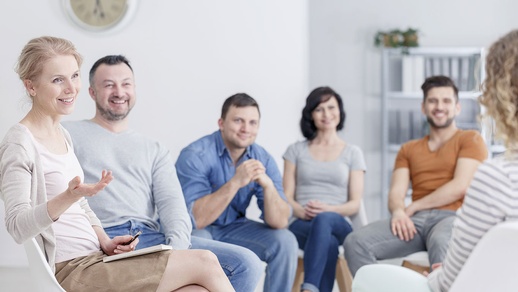Das Gespräch in einer Balint-Gruppe soll zu einer Perspektivenerweiterung beitragen. © Shutterstock