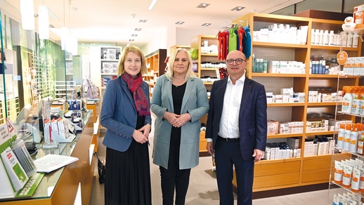 Mag. Christine Haberlander (LH-Stellvertreterin und Gesundheitslandesrätin OÖ) und Dr. Angelika Winzig (ÖVP-Delegationsleiterin in Brüssel, Abgeordnete zum Europäischen Parlament) mit Verbandspräsident Thomas W. Veitschegger  © Land Oberösterreich