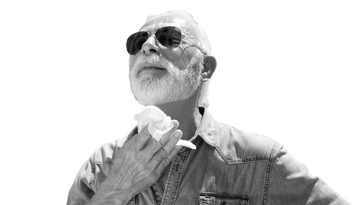 Älterer Mann schwitzt. © Shutterstock