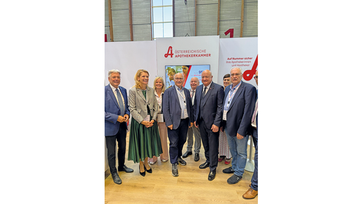 Gäste und Gastgeber am Stand  der Apothekerkammer auf der  Kommunalmesse 2025 in Klagenfurt:  LH Peter Kaiser, Alexandra Fuchs- bichler, Jutta Polliger-Juvan,  Gerhard Kobinger, Heinz Haberfeld, Bundeskanzler Christian Stocker, Kerstin Bachlechner, Dieter Schmid ©  Österreichische Apothekerkammer