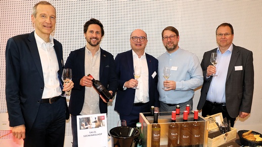  V. l.: Lukas Stärker (Kammeramtsdirektor Österreichische Ärztekammer), Günter Engelbert (Weingut Salzl), Thomas W. Veitschegger (ÖAV), Mario Wolfram (ÖAV) und Walter Marschitz (Apothekerkammer)  © beigestellt