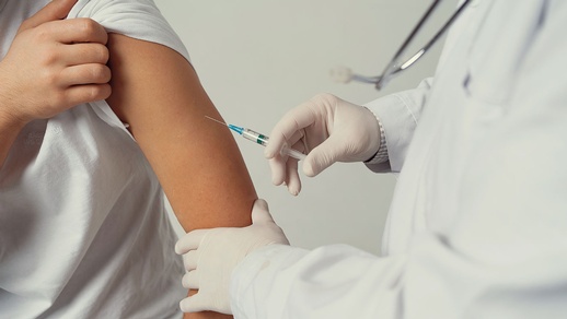 Arzt impft Patienten © Shutterstock