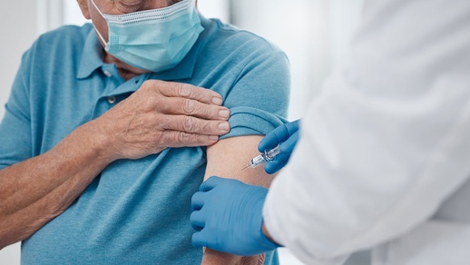 Älterer Herr wird geimpft © Shutterstock