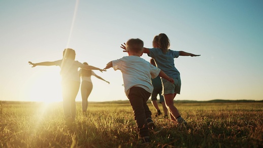 Kinder laufen im Freien bei Sonnenuntergang &copy; Shutterstock