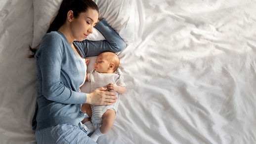 Baby schläft bei seiner Mama © iStock