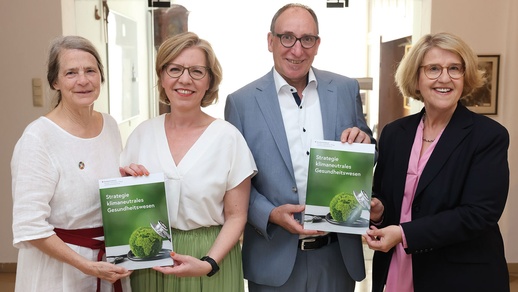 Wollen das klimaneutrale Gesundheitswesen umsetzen: v. l. n. r.: Em. O. Univ. Prof. Helga Kromp-Kolb, Klimaschutzministerin Leonore Gewessler, Gesundheitsminister Johannes Rauch und Dr. Ruperta Lichtenecker. © Katharina Schiffl