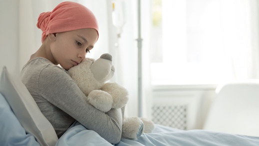 Kind in Krebsbehandlung © Shutterstock