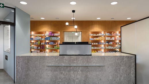 Apotheken sind heute offener gestaltet: Wichtig ist ein einfacher und barrierefreier Zugang zu den Verkaufsflächen und zur Tara. Diese Offizin wurde von Plan B Apo-Design entworfen. © PLAN B ARCHITEKTEN