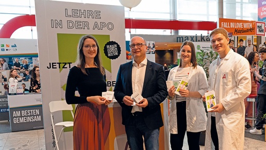 Mag. pharm. Thomas W. Veitschegger, Präsident des Österreichischen Apothekerverbands, präsentiert beim GROW Jobfestival das Bewerbungstool.  © Apothekerverband
