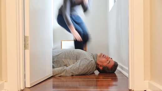 Mann liegt am Boden © Shutterstock