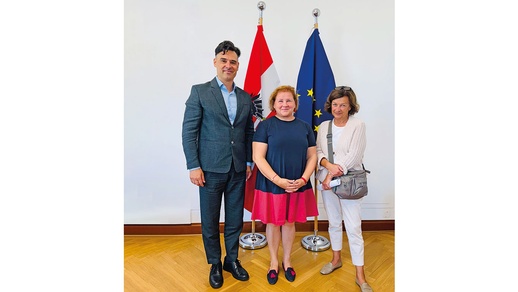 V.&thinsp;l.&thinsp;n.&thinsp;r.: Emil Diaconu (Social City Wien), Korinna Schumann (Bundesministerin f&uuml;r Arbeit, Soziales, Gesundheit, Pflege und Konsumentenschutz), Ao. Prof. Dr. Karin Guti&eacute;rrez-Lobos (PGE)  &copy; Emil Diaconu