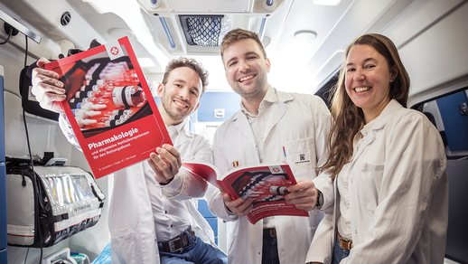 Die Apotheker:innen Jakob Hager, Reinhard Gründler und Ines Werzinger haben ein praxisorientiertes Lehr- und Nachschlagewerk geschaffen. © ASBOE/ C. Lipinsky