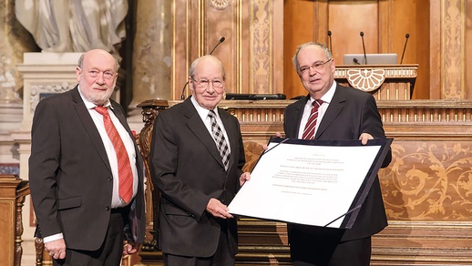Wilhelm Fleischhacker (Mitte) bei der Übergabe des  Goldenen Ehrenzeichens durch Rektor Heinz Engl (rechts)  und Dekan Horst Seidler (links) im Jahr 2014.  © Universität Wien