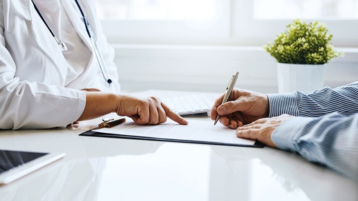 Eine Patientenverfügung  gilt erst dann, wenn eine Person ihren Willen aus gesundheitlichen Gründen nicht mehr ausdrücken kann. Zum Zeitpunkt der Errichtung muss die Person freilich entscheidungsfähig sein. © Shutterstock