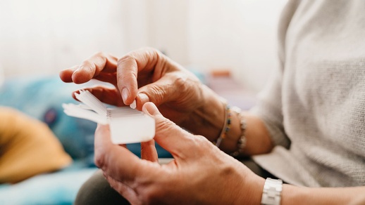 Viele ältere Menschen benötigen eine medikamentöse Therapie. Werden dauerhaft mehr als fünf Arzneimittel eingenommen, spricht man von Polypharmazie. © iStock
