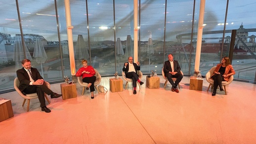 V. l. n. r: Univ.-Prof. Dr. Christian Helmenstein, Angelika Widhalm, Mag. pharm Thomas W. Veitschegger, Johannes Mezgolits und Moderatorin Jeannine Hierländer © beigestellt