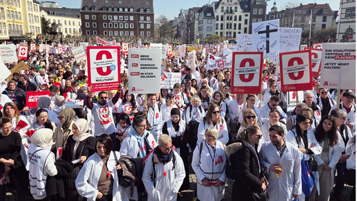 Mit Botschaften wie &bdquo;Apotheken gibt&rsquo;s nicht zum Nulltarif&ldquo;  wurde auf die angespannte Lage aufmerksam gemacht. &copy; Sarah Decker-Izzo