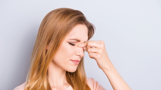 Frau hat entzündete Nasennebenhöhlen © AdobeStock