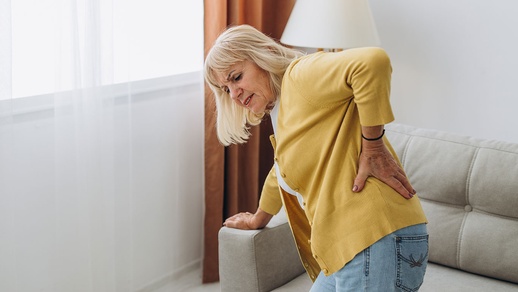 Frau mit Rückenschmerzen. © Shutterstock