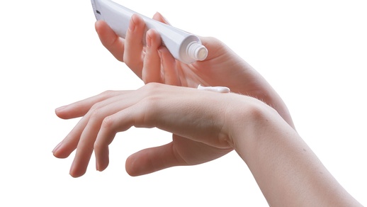 Anwendung der Hautcreme. © Shutterstock