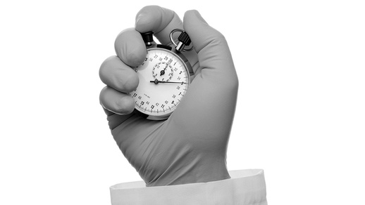 Arzt hält Stoppuhr in der Hand  © Shutterstock