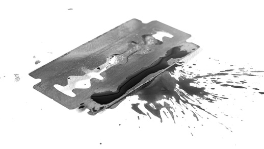 Rasierklinge mit Blut © Shutterstock