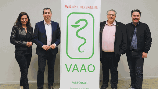 Das VAAÖ-Präsidium freute sich über den aufschlussreichen Abend mit dem EU-Parlamentsabgeordneten. V. l. n. r.: Mag. pharm. Susanne Ergott-Badawi, Dr. Günther Sidl, Mag. iur. Norbert Valecka und Mag. pharm. Raimund Podroschko. © beigestellt