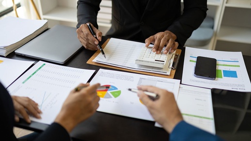 Personen besprechen wirtschaftliche Aussichten des eigenen Unternehmens  © Shutterstock