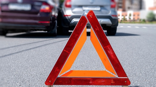 Verkehrsschild weist auf Autounfall hin © Shutterstock