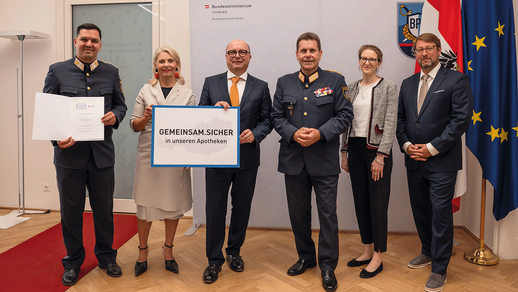 Sicherheit ist eine gemeinsame Aufgabe: Daniel Zipfel (Polizist und Sicherheitskoordinator &Ouml;AV), Ulrike Mursch-Edlmayr (Pr&auml;sidentin der &Ouml;sterreichischen Apothekerkammer), Thomas W. Veitschegger (Pr&auml;sident &Ouml;AV), Michael Tak&aacute;cs (Bundespolizeidirektor), Franziska Frizberg (Projektleitung &Ouml;AV), Mario Wolfram (Direktor &Ouml;AV) &copy; LPD Wien
