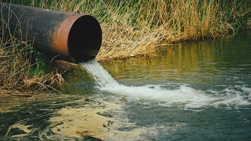 Abwasser wird in den Fluss geleitet. © Shutterstock
