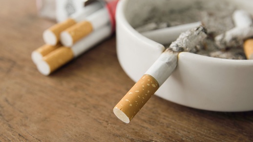 Zigaretten und ein Aschenbecher © Shutterstock