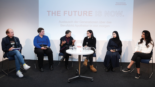 V. l. n. r.: Dr. Matthias König (ÖAV), Univ.-Prof. Dr. Anita Weidmann (Universität Innsbruck), Dr. Elisabeth Oberzaucher (Moderation),  Dr. Janine Griesser (Apothekerin und Influencerin), Iman Gafur und Berfin Acikbas (beide Studierende der Universität Innsbruck) © Martin Vardony