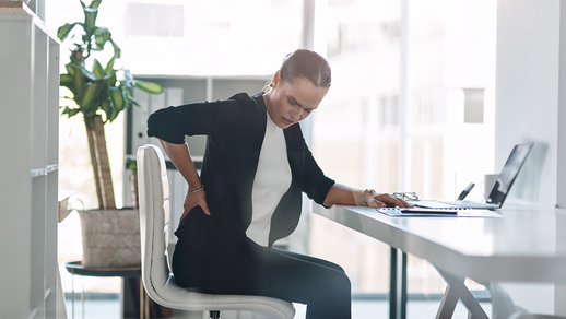 Bei akuten oder subakuten  Kreuzschmerzen ohne Warnhinweise reichen Anamnese und k&ouml;rperliche Unter&shy;suchung aus, bildgebende Verfahren oder Laboruntersuchungen sind in  der Regel nicht erforderlich. &copy; iStock