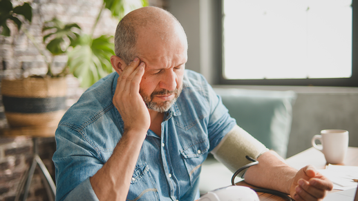 Mann mit Kopfschmerzen © iStock