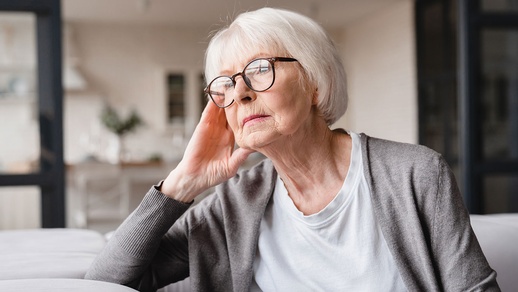 Ältere Dame schaut traurig © iStock
