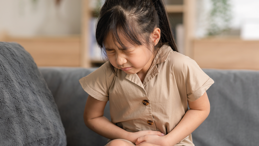 Kleines Mädchen mit Bauchschmerzen © iStock/Jomkwan
