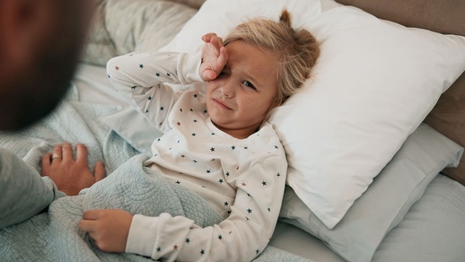 Kind am einschlafen &copy; iStock